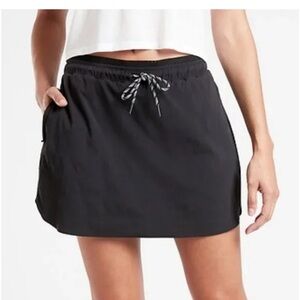 Athleta Trekkie Crest Skort size 10 Black